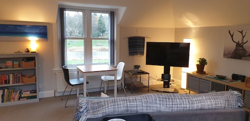 Bequemes Stadtpolster mit Blick auf den Fluss