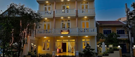 Façade de lâhĂ©bergement - soirĂ©e/nuit