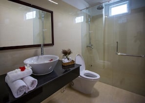 Habitación doble Deluxe | Lavabo en el baño
