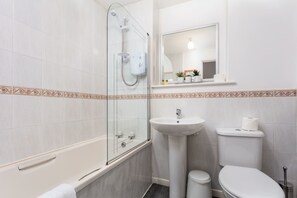 Badekar, hårtørrer, håndklæder