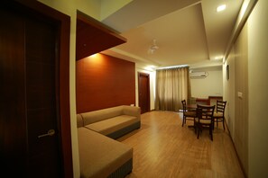 Premium Suite, 1 Katil Kelamin (Double) | 1 bilik tidur, peralatan tempat tidur premium, peti besi dalam bilik 