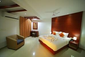 Executive Suite | 1 bilik tidur, peralatan tempat tidur premium, peti besi dalam bilik 