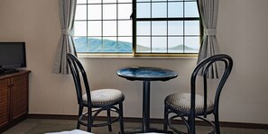 Skrivebord, blendingsgardiner, wi-fi (inkludert) og sengetøy