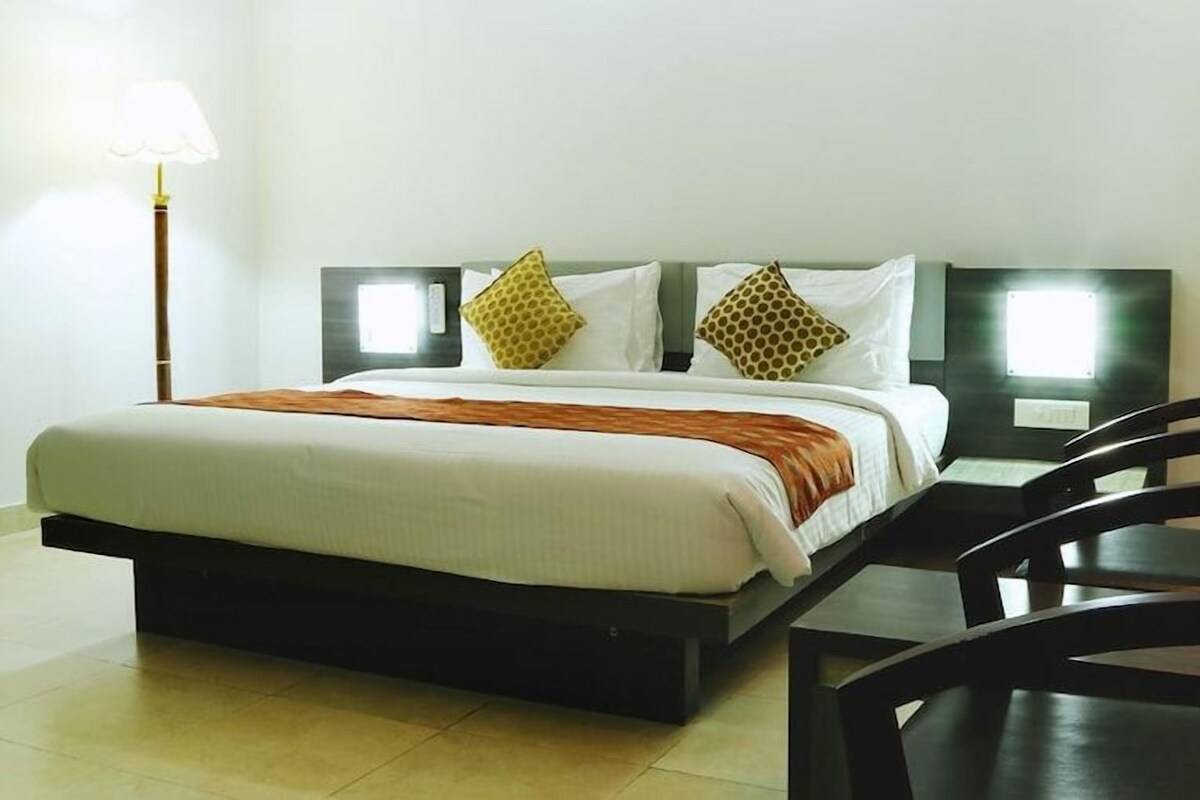 Egyptian cotton sheets, premium bedding, desk, laptop workspace
