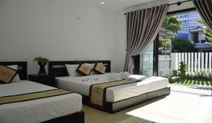 Chambre Triple, balcon | Bureau, Wi-Fi gratuit