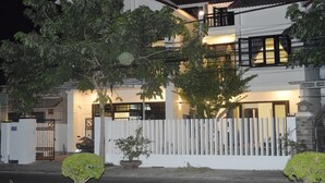 Fachada del alojamiento - Noche