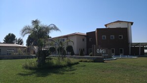 A building with a sign reading "OASI AQUA VILLAGE". - Holiday house in residence near the sea (Borgo Hermada 29)