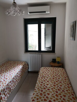 2 bedrooms, iron/ironing board, bed sheets, wheelchair access