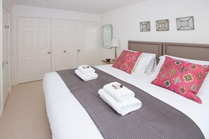 2 bedrooms, desk, iron/ironing board, WiFi