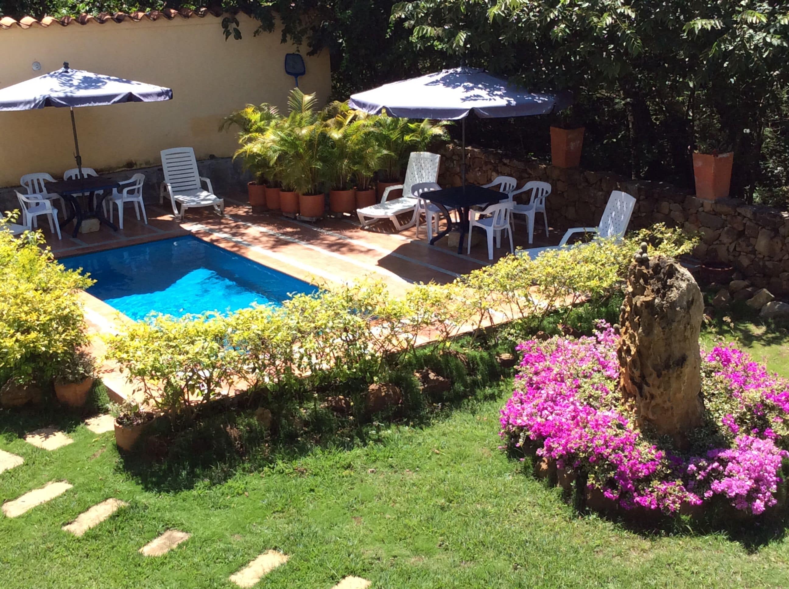 Una piscina al aire libre