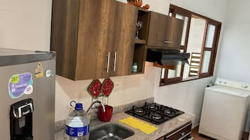 KylskÄp, ugn, spishÀll och kaffe- och tebryggare