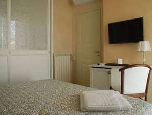 1 habitación, escritorio, insonorización y cuna de viaje 