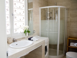 Shower, hair dryer, bidet, towels