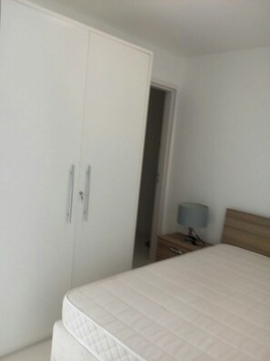 3 bedrooms, iron/ironing board, internet, bed sheets