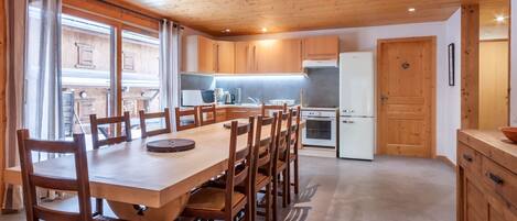 Réfrigérateur, four, lave-vaisselle, grille-pain