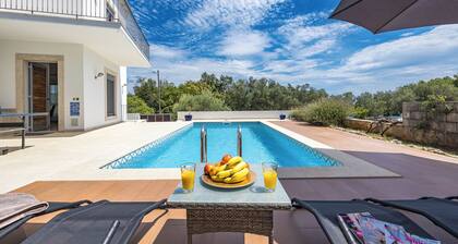 Spacious Villa with Wonderful Seaview, Heatable Pool, 3 min to the Beach