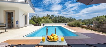 Spacious Villa with Wonderful Seaview, Heatable Pool, 3 min to the Beach