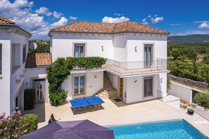 Exterior - Spacious Villa with Wonderful Seaview, Heatable Pool, 3 min to the Beach (Rakalj)