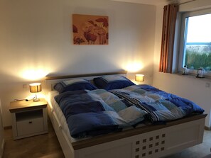 3 bedrooms, WiFi, bed sheets - Guaranteed lake view - thatched roof house on Liddower Strom (neuenkirchen grubnow)