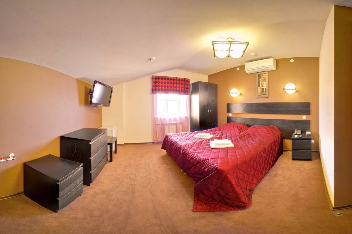 Standard Double or Twin Room | In-room safe, iron/ironing board, free cribs/infant beds, rollaway beds