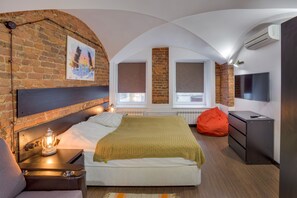 Apartment | In-room safe, iron/ironing board, free cribs/infant beds, rollaway beds