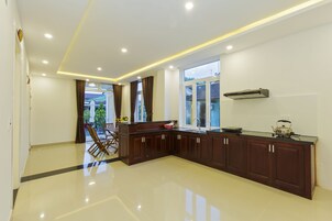 Suíte família, 2 quartos | Roupas de cama premium, frigobar, escrivaninha, quartos à prova de som