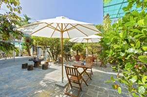 Quarto triplo luxo, sacada, vista para o jardim | Vista para o pátio