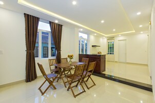 Suíte família, 2 quartos | Roupas de cama premium, frigobar, escrivaninha, quartos à prova de som