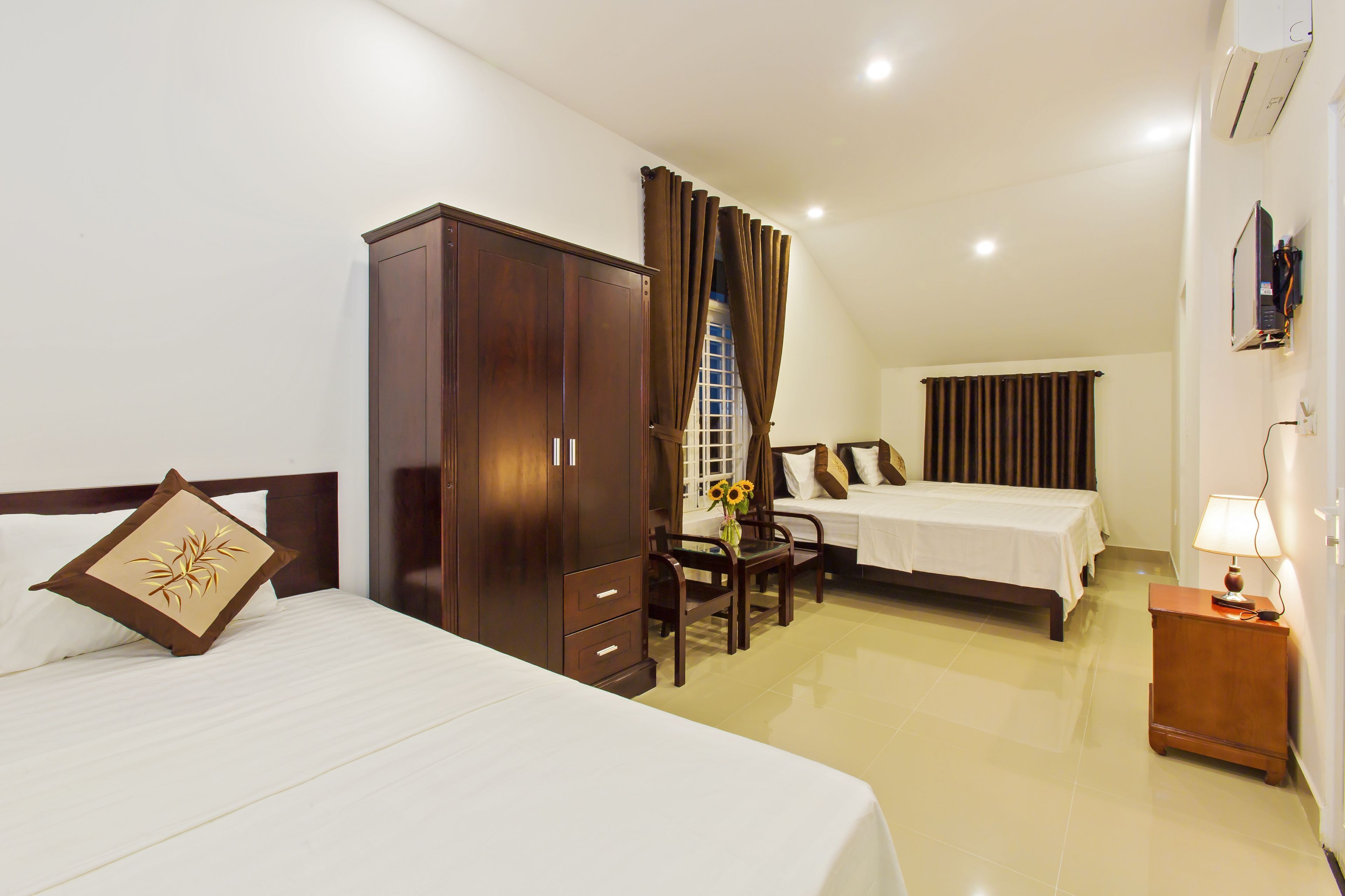 Premium bedding, minibar, desk, soundproofing