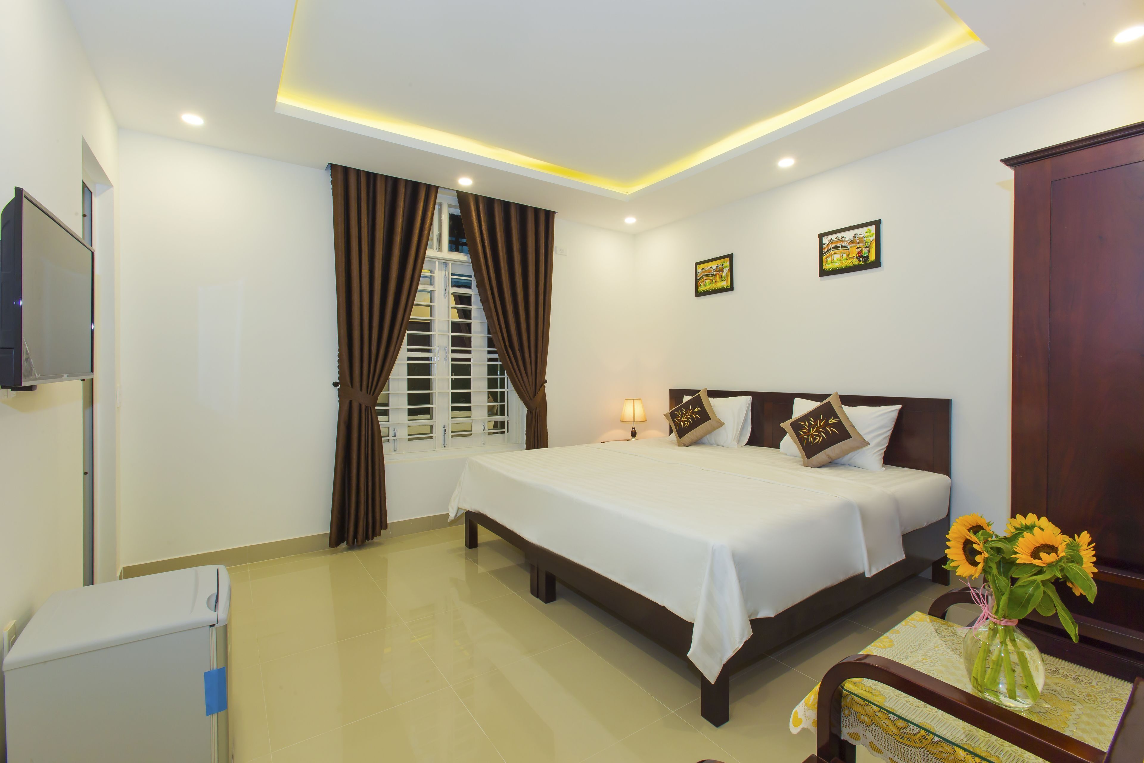 Premium bedding, minibar, desk, soundproofing