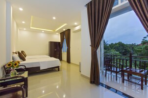 Quarto triplo luxo, sacada, vista para o jardim | Vista do quarto