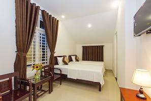 Chambre triple Deluxe (with View) | Literie de qualité, minibar, bureau, système d’insonorisation