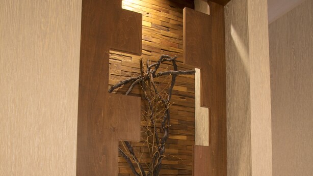 A wooden wall panel with a branch design and a shelf. - Villa Yushin (Fujikawaguchiko)