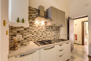 Kühlschrank, Mikrowelle, Ofen, Herdplatte