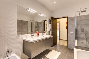 Bathtub, hair dryer, bidet, towels - FANTASTIC APARTMENT IN MEADOWS NEAR VATICAN MUSEUMS (Roma)
