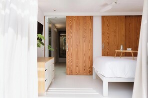 2 bedrooms, in-room safe, iron/ironing board, free WiFi