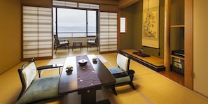 傳統客房, 吸煙房 (Normal JPN Style, MANPA CLUB) | 羽絨被、迷你吧、客房內保險箱、書桌