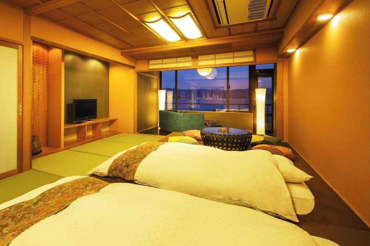Chăn bông, minibar, két bảo mật tại phòng, bàn