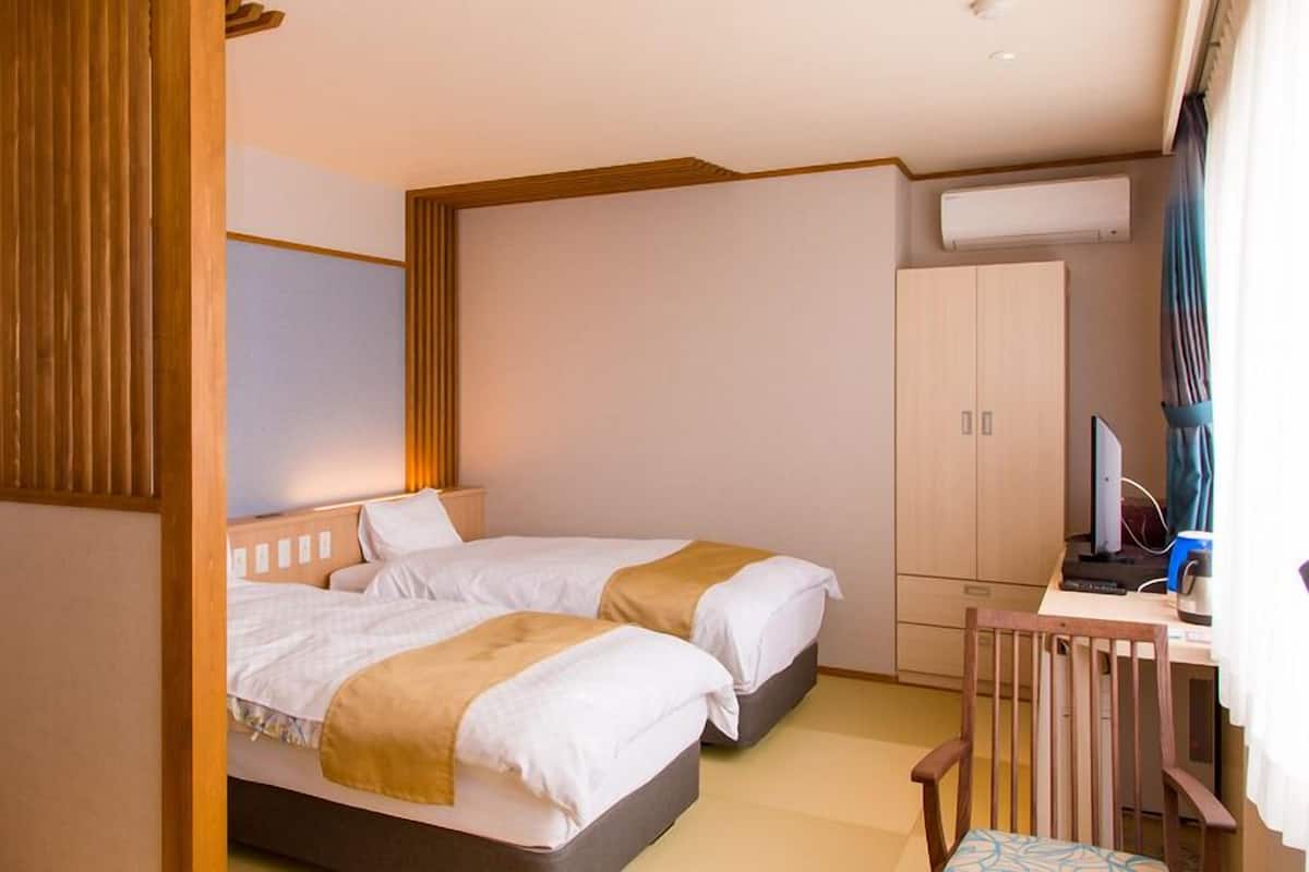 Chăn bông, minibar, két bảo mật tại phòng, bàn