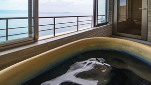 A bathtub with a view of the sea through large windows. - Manpa Resort (Wakayama)