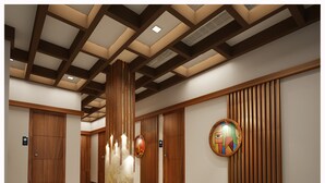 Un pasillo de hotel con paneles de madera, un pilar central y suelo de baldosas.