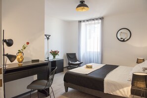 3 bedrooms, desk, iron/ironing board, travel crib