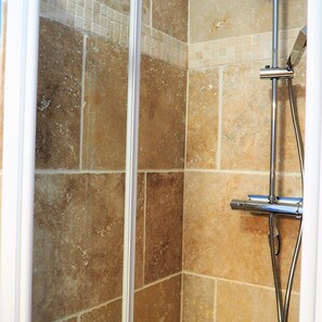 Douche, sèche-cheveux, serviettes fournies, savon