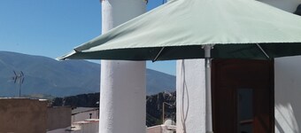 Romántica y elegante casa en pintoresca plaza en pueblo con balneario de montaña