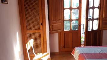 3 slaapkamers, een strijkplank/strijkijzer, gratis wifi, beddengoed