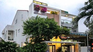 A building with a sign reading "Flame Flowers" and "Homestay". - Flame Flowers Homestay (Da Nang)