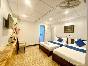Habitación básica con 1 cama doble o 2 individuales | Minibar, caja fuerte, escritorio y cortinas opacas