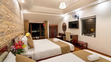 Minibar, Zimmersafe, Schreibtisch, Verdunkelungsvorhänge