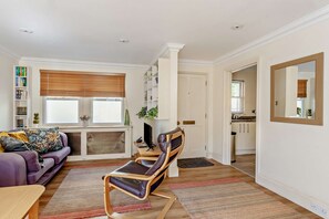 Televisión, reproductor de DVD y libros 