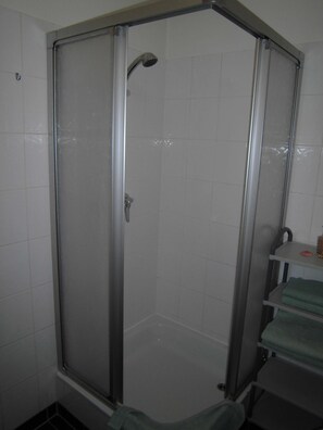Een douche, handdoeken
